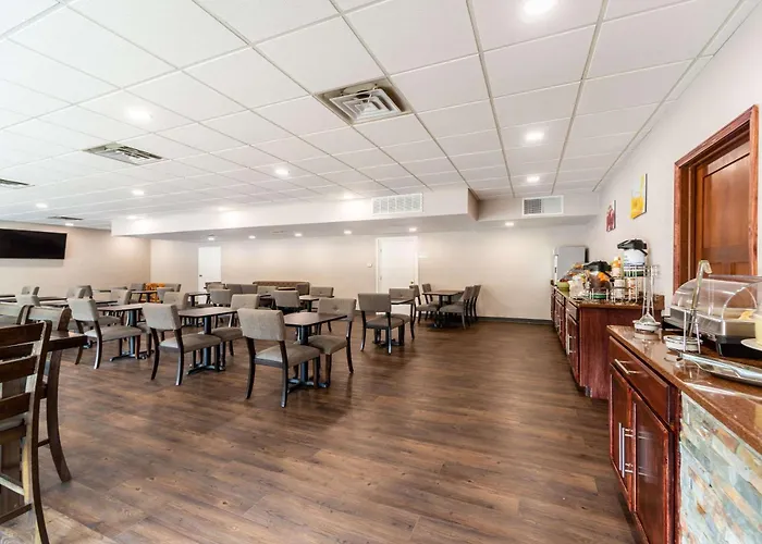 Hotel Quality & Near I-70 And Hwy 51 4*