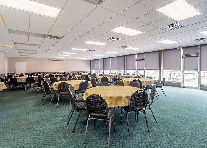 Hotel Quality & Near I-70 And Hwy 51 4*