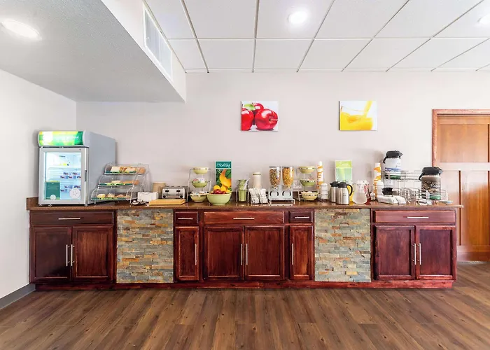 Quality & Near I-70 And Hwy 51 Hotel 4*