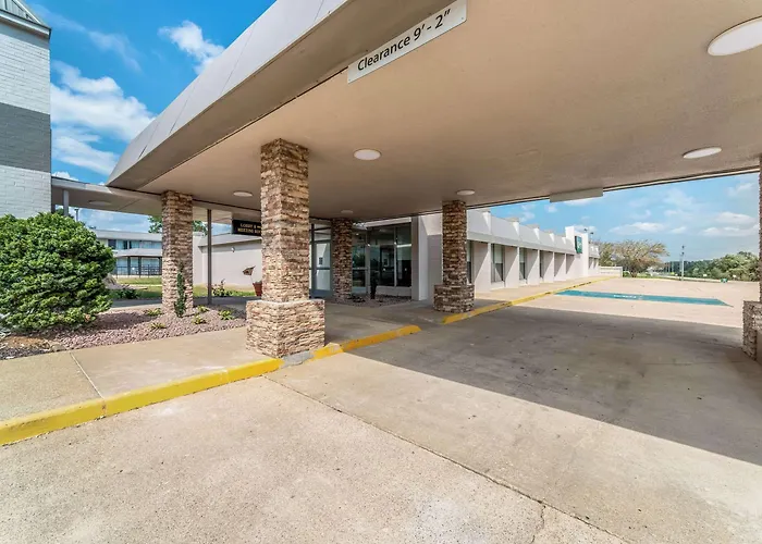 Hotel Quality & Near I-70 And Hwy 51 4*