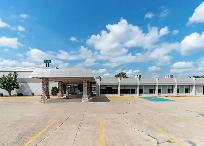 Quality & Near I-70 And Hwy 51 Vandalia