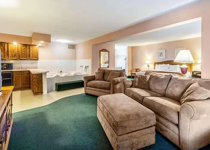 Hotel Quality & Near I-70 And Hwy 51 4*